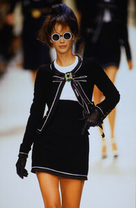 chanel-ss-1994.thumb.jpg.dacabe6827dc5f3c2f05bfc680ac5a66.jpg