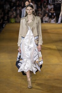 defile-burberry-printemps-ete-2020-londres-look-27.thumb.jpg.c9a504368bfeb2a073e77d9230f495e1.jpg