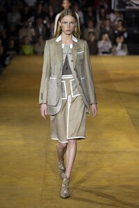 defile-burberry-printemps-ete-2020-londres-look-3.thumb.jpg.59b489e045a964d418ff74265ca5ef27.jpg