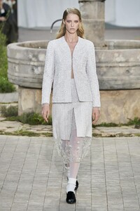 defile-chanel-printemps-ete-2020-paris-look-31.thumb.jpg.c2a0e0717677df8ffac34cd8502101d5.jpg