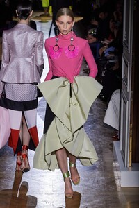 defile-valentino-printemps-ete-2020-paris-look-23.thumb.jpg.c730a0c02059ced6e006321bd7030410.jpg