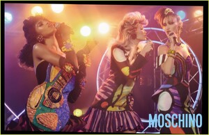 moschino-campaign-january-2020-03.thumb.jpg.3f7bb4ae6605bf1fe9aee908efcb3b5a.jpg