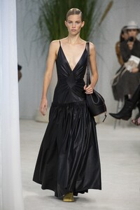 00008-Loewe-SS20-Ready-To-Wear.thumb.jpg.b1915e2af9213c36f22b0558ef61fed8.jpg