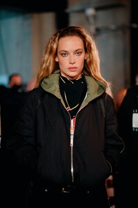 1037912482_vogue-london-fashion-week-2020-backstage-tommynow(26).thumb.jpg.cf6eb2a054eac3bacb63fef692fcd286.jpg