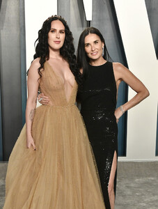 15348561_DemiMoore2020VanityFairOscarPartyHostedlGICzb6Z_Yyx.thumb.jpg.8aa131ba3a1c83eabf2ddd283097cd37.jpg