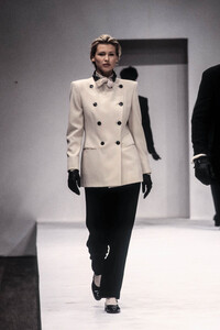 1623153273_EmporioArmani1993WomenRTW144.thumb.jpg.12d32c58a0de29d4201b29e382e043f1.jpg