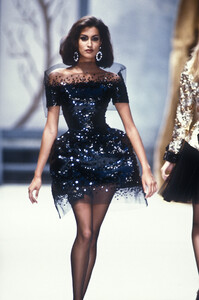 165086277_Chanel1991HauteCouture64.thumb.jpg.38414cc8a3273be0d1791eaa90432015.jpg