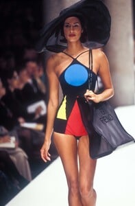 1656306597_Fendi1995WomenRTW111.thumb.jpg.0b30d31c72bf65a3d60a9333d9d43188.jpg