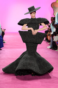 Coco+Rocha+Christian+Siriano+Runway+February+zZoV6OxCCq0x.jpg