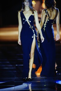 218880023_versace-ss-1994(13).thumb.jpg.ffeb76e1fa1b942f42a4635297c08406.jpg