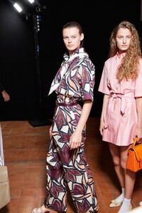 230291923_backstage-defile-salvatore-ferragamo-printemps-ete-2020-milan-coulisses-75(1).thumb.jpg.a6f709debdf64c7d5b5a4b2b4e4ca5d5.jpg