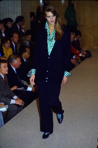 317058729_perry-ellis-ss-1987(2).thumb.jpg.e201ce29ef3ff4287ba3b7e50ba5ec14.jpg