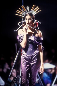 352283710_JeanPaulGaultier1992WomenRTW6.thumb.jpg.9bb609b6ec3c5287299e7778e38ac981.jpg