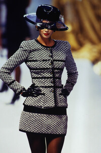 395604759_chanel-hc-fw-1991(4).thumb.jpg.d485d9a9a39df4875b0e27fd3d453eb1.jpg