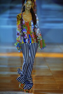 542983017_versace-ss-1993(6).thumb.jpg.8a4fd33b7cc1fdfcdbab150ffa66bc53.jpg