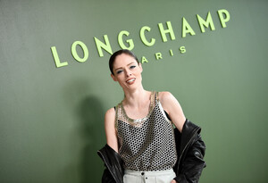 Coco+Rocha+Longchamp+Fall+Winter+2020+Runway+UgD1lJECLjwx.jpg