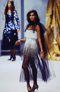 710323752_chanel-hc-fw-1991(35).thumb.jpg.ca5e2915e4d81193f3bdfce6f69d7b43.jpg