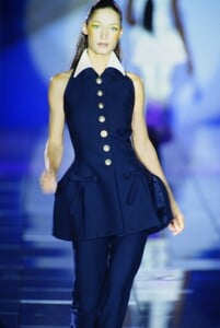 972036666_versace-ss-1993(2).thumb.jpg.c24de24885973ae905d60ab76138ba5e.jpg