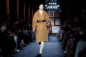 Etro-RTW-FW20-Milan-44252-1582295566.thumb.jpg.3c21051edaa28617aa9b4807f0cdfd61.jpg