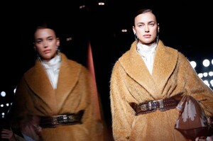 Etro-RTW-FW20-Milan-44271-1582295569.thumb.jpg.d79f0a3fb14e2120901d022dd0e4b46b.jpg