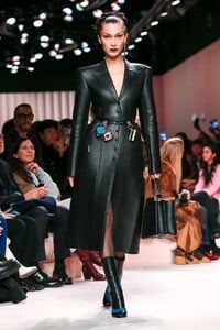 Fendi-RTW-FW20-Milan-5414-1582225305.thumb.jpg.b23eb217869db73f42ea3cd7404c2578.jpg