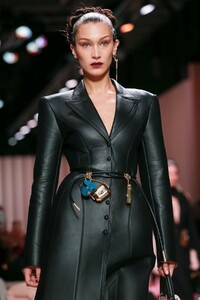 Fendi-RTW-FW20-Milan-5417-1582225306.thumb.jpg.7b1a864a44ae413c584e908c830f6ee7.jpg