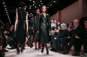 Fendi-RTW-FW20-Milan-5913-1582225720.thumb.jpg.2672304594fe5dd3b6c71f1a6ef81f6b.jpg