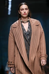 Missoni-RTW-FW20-Milan-2453-1582399432.thumb.jpg.1e8980a981323089289af1ad6a63952b.jpg