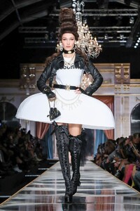 Moschino-RTW-FW20-Milan-3623-1582233412.thumb.jpg.e7e254998b0f48c8c2cf39a08d80acac.jpg