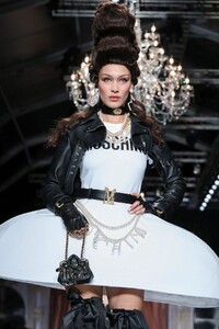 Moschino-RTW-FW20-Milan-3630-1582233414.thumb.jpg.f47cbeaa36a9e769f888369eed15587f.jpg