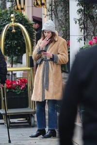 alexa-chung-smoke-break-in-paris-02-27-2020-1.jpg