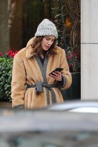 alexa-chung-smoke-break-in-paris-02-27-2020-2.jpg