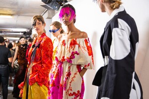 backstage-defile-dries-van-noten-printemps-ete-2020-paris-coulisses-247.thumb.jpg.7fbc6a169d64751ff4988bc406d64a36.jpg