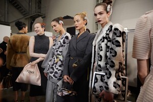 backstage-defile-fendi-automne-hiver-2020-2021-milan-coulisses-140.thumb.jpg.9c2d3c7721a9e196cf471ac2330a1bdf.jpg