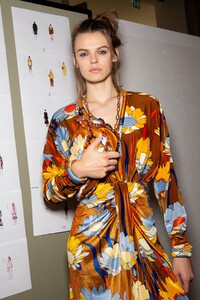 backstage-defile-fendi-printemps-ete-2020-milan-coulisses-143.thumb.jpg.8b3f8de67ad0b361cd6dd69fb476dae8.jpg