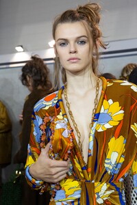 backstage-defile-fendi-printemps-ete-2020-milan-coulisses-217.thumb.jpg.111573143c159e1f23573bcc104fdef9.jpg