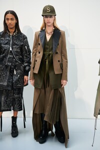 backstage-defile-sacai-automne-hiver-2020-2021-paris-coulisses-36.thumb.jpg.159f2348c63863f17f6fcb3fabbf02c1.jpg