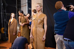 backstage-defile-salvatore-ferragamo-automne-hiver-2020-2021-milan-coulisses-100.thumb.jpg.56541cf19ea0de7ed291ca054f3e0fe4.jpg