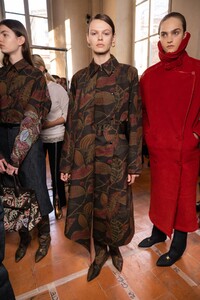 backstage-defile-salvatore-ferragamo-automne-hiver-2020-2021-milan-coulisses-44.thumb.jpg.d4ce3b142a4901763deaf04c18a1c3d5.jpg