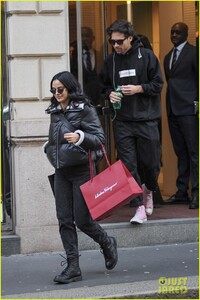 camila-mendes-ferragamo-shop-milan-friend-01.jpg