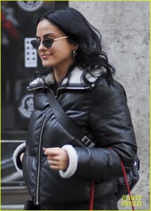 camila-mendes-ferragamo-shop-milan-friend-02.jpg