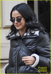 camila-mendes-ferragamo-shop-milan-friend-03.jpg