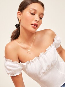 cindy-top-white-3.thumb.jpg.cf1afea30a83925d8065e7c1ef304b50.jpg