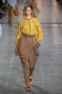 defile-alberta-ferretti-printemps-ete-2020-milan-look-35.thumb.jpg.1db40c376e011655ce750b5f11237191.jpg