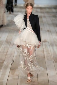 defile-alexander-mcqueen-printemps-ete-2020-paris-look-35.thumb.jpg.4b97cf8615b2f63f890e3f4adcb93964.jpg