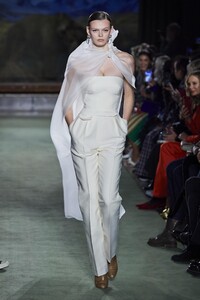 defile-brandon-maxwell-automne-hiver-2020-2021-new-york-look-4.thumb.jpg.03651f396d8d379c1678e0dfd21be69c.jpg