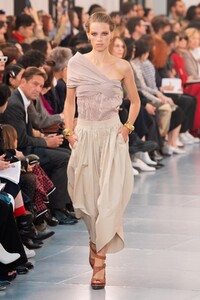 defile-chloe-printemps-ete-2020-paris-look-27.thumb.jpg.76f00154d53123f4dd5f3f1f4f6577af.jpg