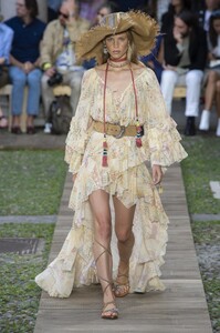 defile-etro-printemps-ete-2020-milan-look-3.thumb.jpg.d1d7157e5001e5c248d19e000285a69a.jpg