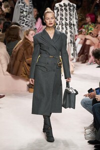 defile-fendi-automne-hiver-2020-2021-milan-look-7.thumb.jpg.4b7ff11c514b9774e08a72d9439235c5.jpg