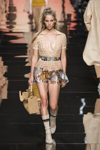 defile-fendi-printemps-ete-2020-milan-look-28.thumb.jpg.cd20cbd9383a1a38be694645a33e6593.jpg